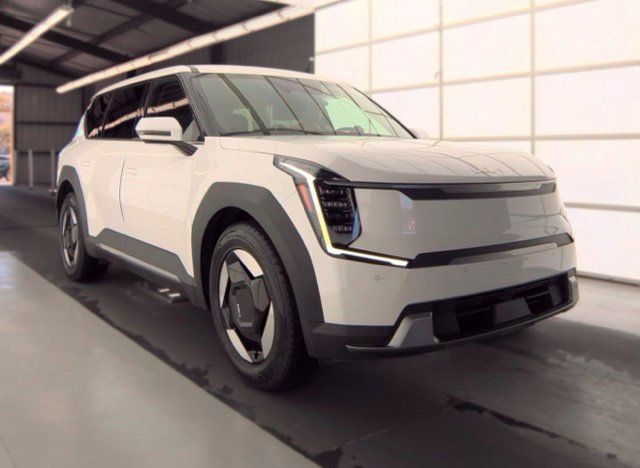 Certified 2024 Kia EV9 Light Long Range RWD image 4