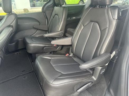 New 2026 Chrysler Pacifica Select FWD image 16