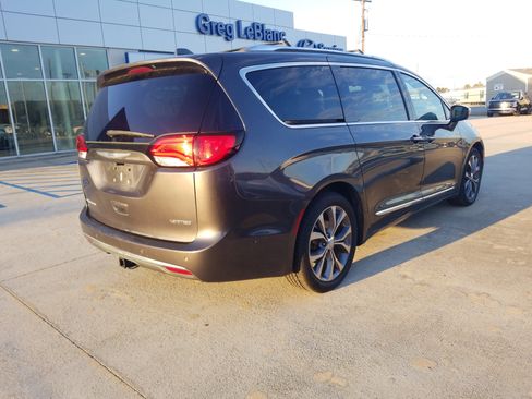 Used 2018 Chrysler Pacifica Limited w/ Tire & Wheel Group image 7