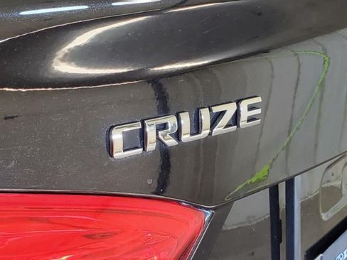Used 2017 Chevrolet Cruze LT FWD image 6