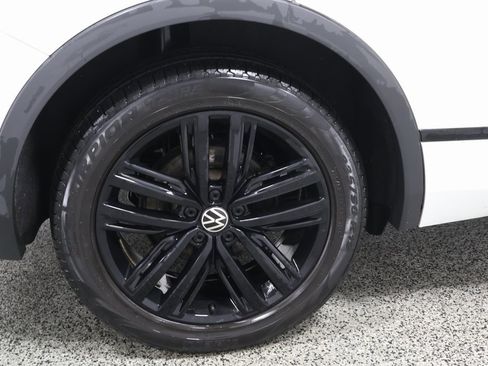 Used 2022 Volkswagen Tiguan SE R-Line image 34
