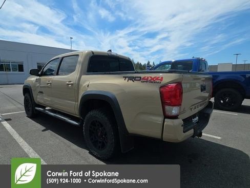 Used 2017 Toyota Tacoma TRD Off-Road w/ Premium & Technology Package AWD/4WD image 12