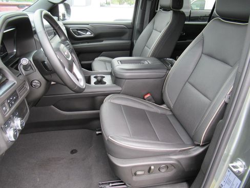 Used 2024 GMC Yukon XL SLT w/ SLT Premium Package AWD/4WD image 16