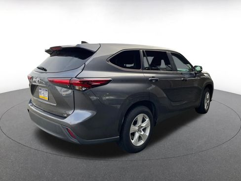 Used 2025 Toyota Highlander LE image 7