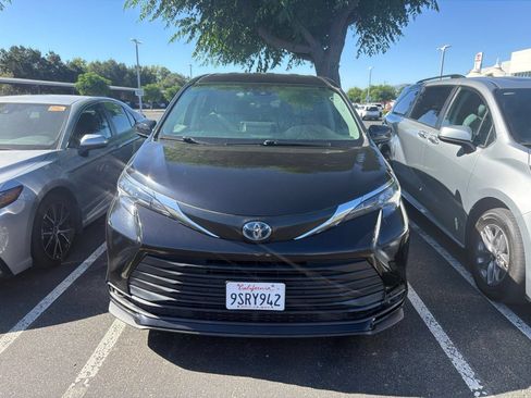 Certified 2024 Toyota Sienna LE FWD image 3