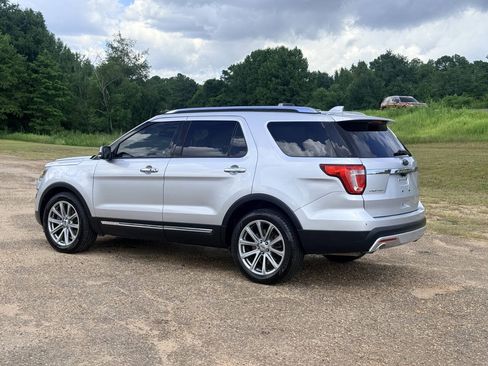 Used 2017 Ford Explorer Limited FWD image 3