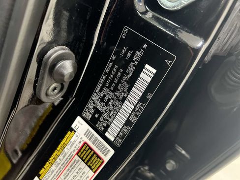 Used 2024 Toyota Highlander LE AWD/4WD image 29