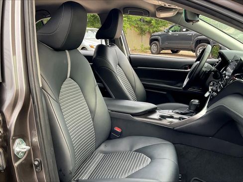 Used 2022 Toyota Camry SE FWD image 7