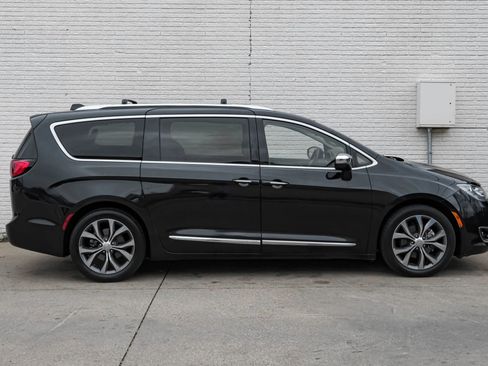 Used 2018 Chrysler Pacifica Limited image 6