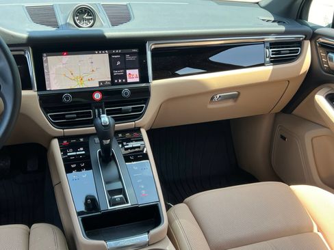 Certified 2025 Porsche Macan AWD/4WD image 31