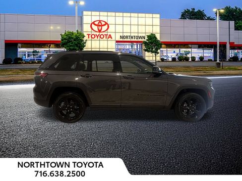Used 2023 Jeep Grand Cherokee Altitude AWD/4WD image 19