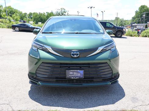 Used 2021 Toyota Sienna LE AWD/4WD image 2