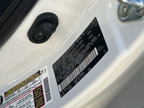 Used 2024 Toyota Highlander Limited image 30