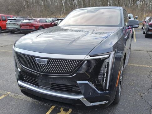 Used 2025 Cadillac Escalade IQ Luxury 2 w/ LPO, Premium Carpet Package image 6