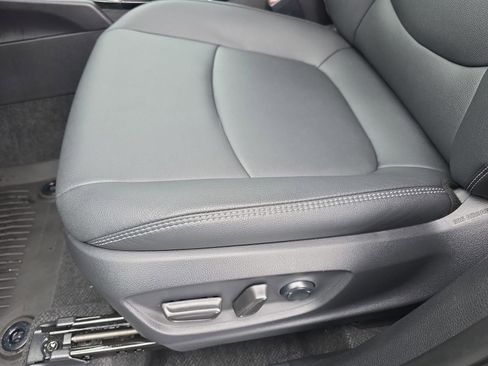 Used 2025 Toyota Corolla Cross XLE w/ Convenience Package image 28