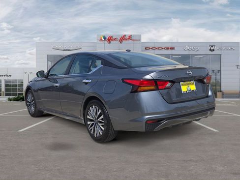 Used 2025 Nissan Altima 2.5 SV FWD image 3