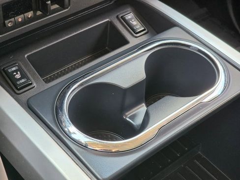 Used 2022 Nissan Titan SV w/ SV Convenience Package image 31