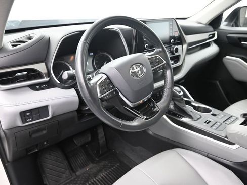 Used 2021 Toyota Highlander XLE AWD/4WD image 13