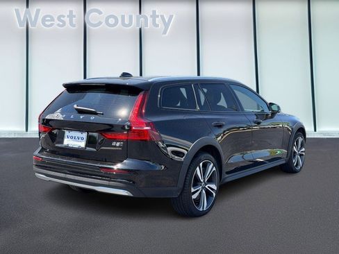 Certified 2025 Volvo V60 B5 Cross Country Plus AWD/4WD image 4