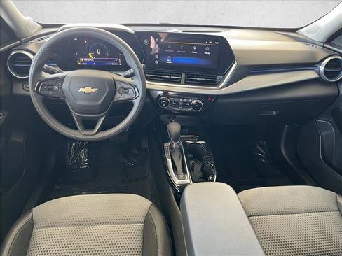 Used 2025 Chevrolet Trax LT FWD image 11