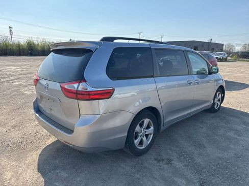 Used 2017 Toyota Sienna LE image 3