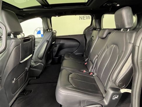 Used 2019 Chrysler Pacifica Touring-L image 23