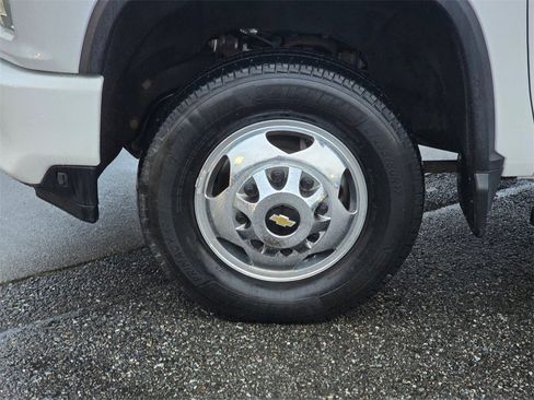 Used 2020 Chevrolet Silverado 3500 High Country w/ Technology Package image 9