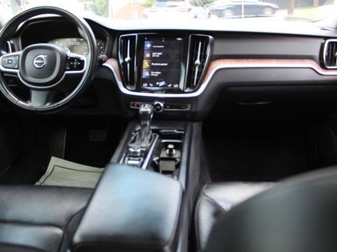 Used 2021 Volvo S60 T5 Momentum image 11