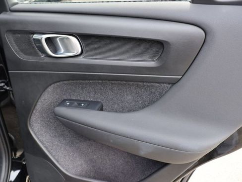 Used 2025 Volvo XC40 B5 Plus image 22