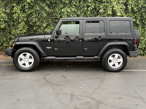 Used 2012 Jeep Wrangler Unlimited Sahara w/ Connectivity Group AWD/4WD image 6