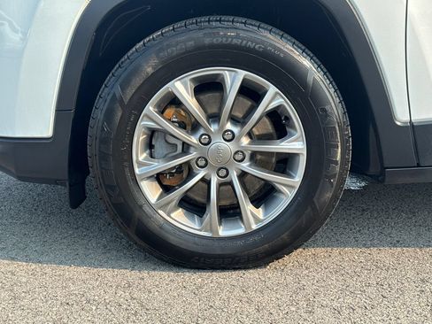 Used 2019 Jeep Cherokee Latitude Plus w/ Cold Weather Group AWD/4WD image 18