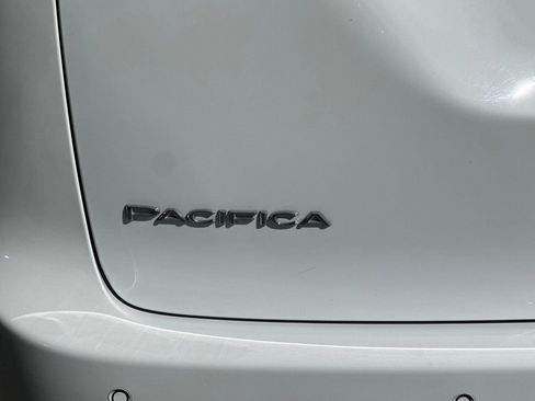Used 2024 Chrysler Pacifica Touring-L image 23