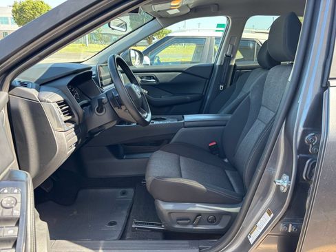 Used 2025 Nissan Rogue SV FWD image 29