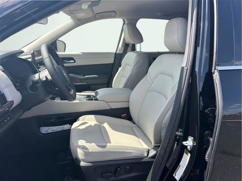 New 2025 Nissan Pathfinder SL w/ Black Appearance Package image 9