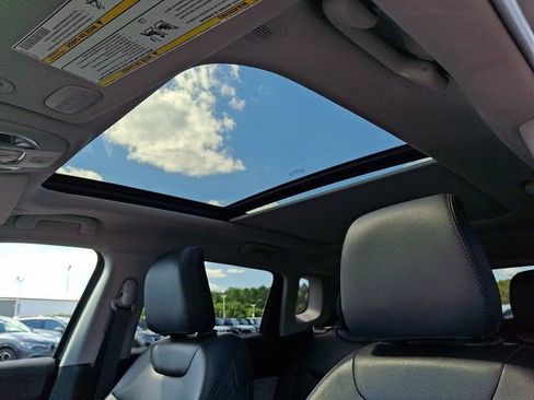 Certified 2022 Jeep Compass Latitude w/ Sun and Sound Group AWD/4WD image 18