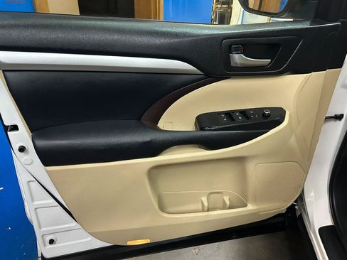 Used 2019 Toyota Highlander XLE AWD/4WD image 12