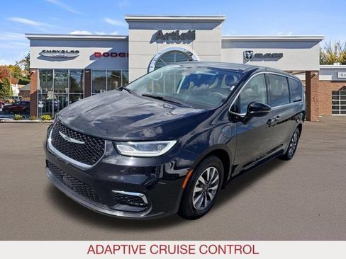 Used 2024 Chrysler Pacifica Limited FWD image 4