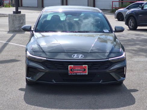 Used 2025 Hyundai Elantra SE FWD image 8