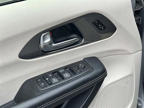 Certified 2023 Chrysler Pacifica Touring-L image 20