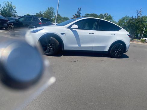 Used 2024 Tesla Model Y Long Range AWD/4WD image 19
