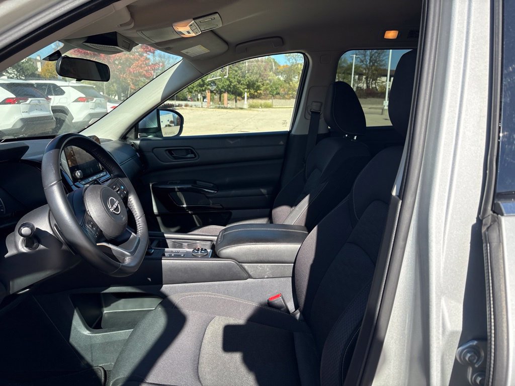 Used 2024 Nissan Pathfinder SV AWD/4WD image 11