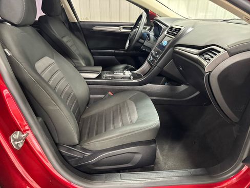 Used 2020 Ford Fusion SE FWD image 12
