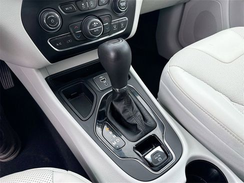 Used 2020 Jeep Cherokee Limited image 18