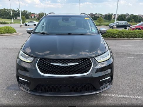 Used 2021 Chrysler Pacifica Limited AWD/4WD image 2