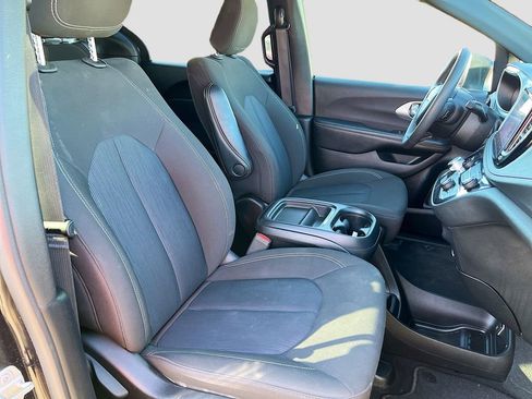 Used 2023 Chrysler Pacifica Touring FWD image 28