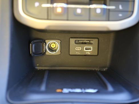 Used 2021 GMC Acadia Denali image 16