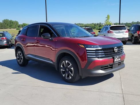 Used 2025 Nissan Kicks SV AWD/4WD image 4