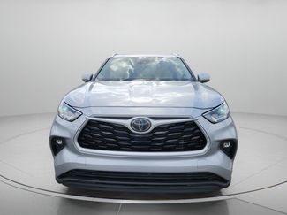 Used 2021 Toyota Highlander XLE FWD video 2
