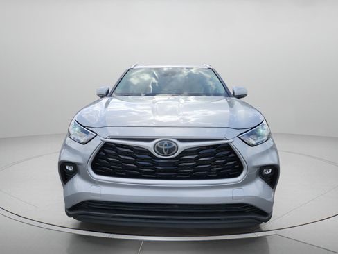 Used 2021 Toyota Highlander XLE FWD image 2