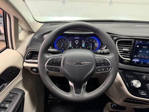 Used 2024 Chrysler Pacifica Touring-L FWD image 17